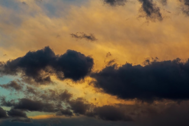 Echte donkere lucht met zon en zonnestralen aan de Portugese kust