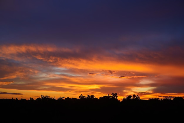 Echte geweldige zonsopgang of zonsondergang met zachte kleurrijke wolken