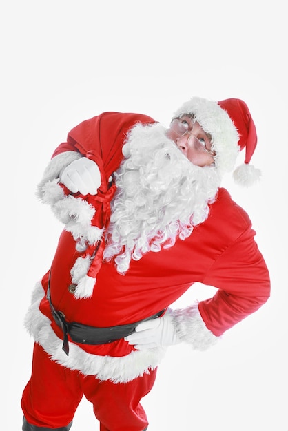 Echte kerstman met grote zak vol geschenken geïsoleerd op witte achtergrond
