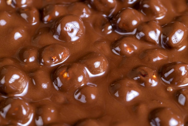 Echte melkchocolade tijdens het koken met hazelnoten