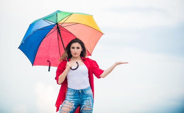 Echte ontspanning mooie vrouw met kleurrijke paraplu zorgeloze tijd doorbrengen herfst mode Regenboog paraplu bescherming regenachtig weer Herfst positieve stemming herfst weersvoorspelling