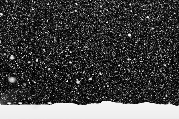 Echte sneeuwval op zwarte achtergrond met sneeuw op de grond Sneeuwstorm en sneeuwstorm in de winter