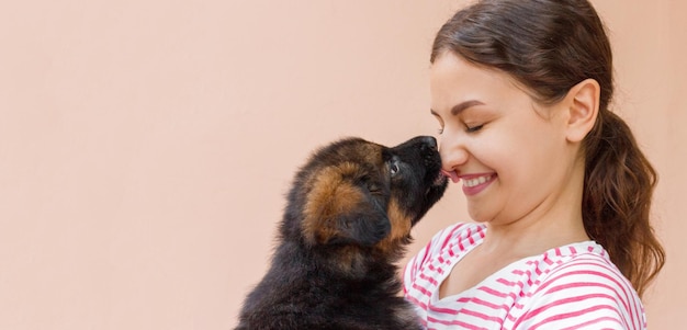 Echte vriendschap tussen meisje en puppy die een kus geeft