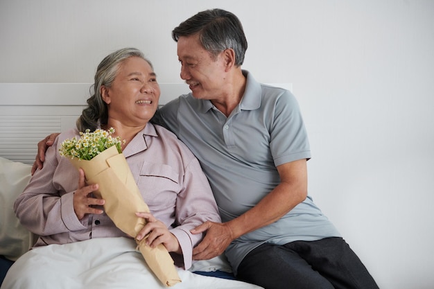 Echtgenoot brengt boeket naar zieke vrouw