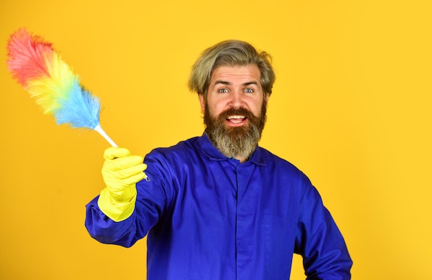 Echtgenoot maakt huis schoon Polypropyleen stofdoek Hipster houdt schoonmaakgereedschap Schoonmaakconcept Kleine stofdoek Schoonmaakservice Huishoudelijke taken Schoonmaak appartement Man gebruik pp stofdoek Stofallergie