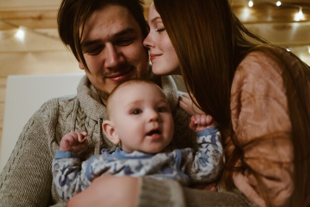 Echtgenoot met vrouw en kind in zijn armen. scène van tederheid