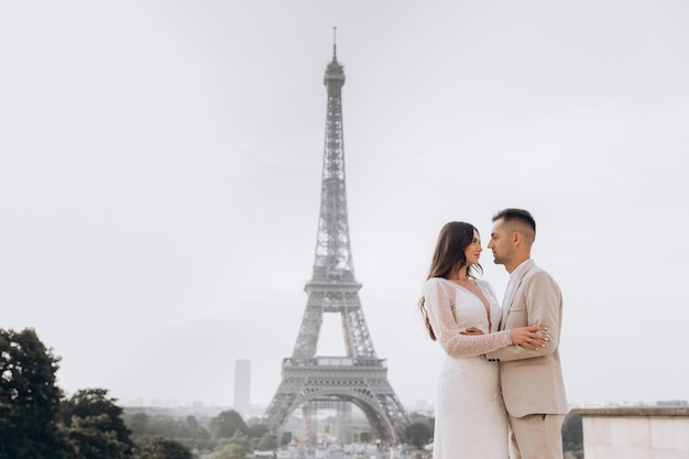 Echtpaar bij de Eiffeltoren op hun trouwdag Bruid en bruidegom in Parijs Frankrijk