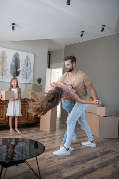 Echtpaar dansen in een nieuw huis