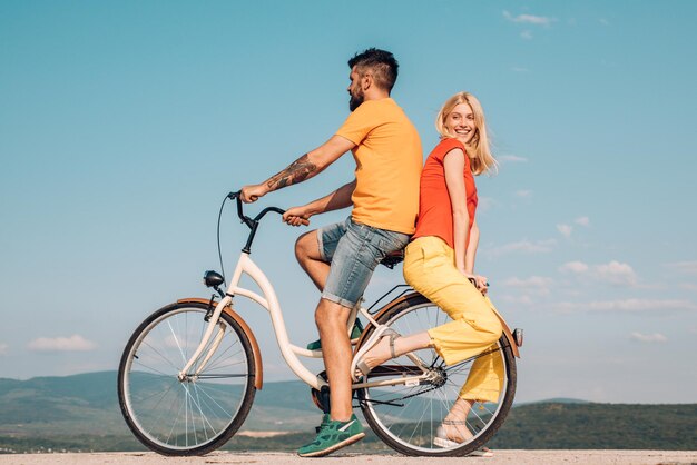 Echtpaar en seksuele problemen concept wees sensueel paar verliefd moderne trends zomer liefde jong...