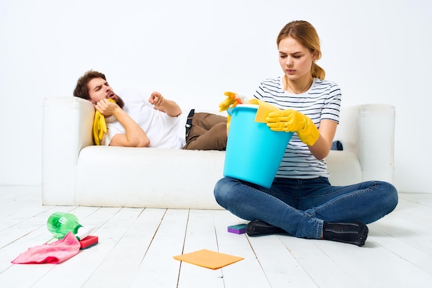 Echtpaar gezamenlijke schoonmaak huis schoonmaak levert levensstijl