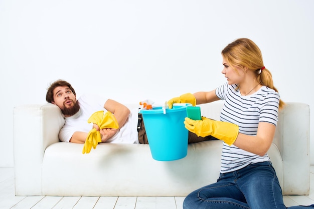 Echtpaar in de kamer die huishoudelijke levensstijldiensten doet