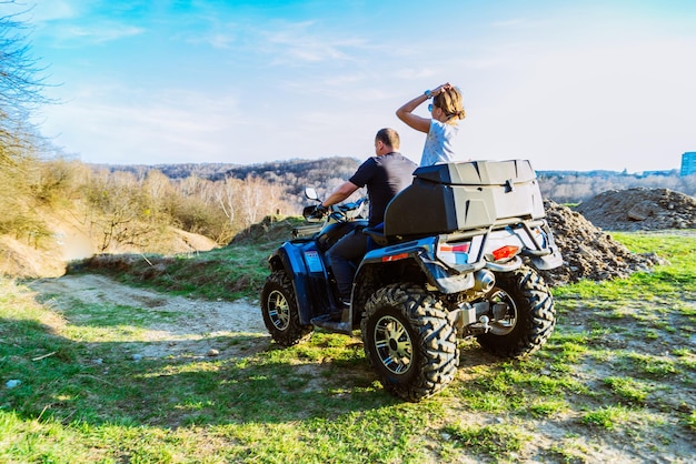 Echtpaar rijdt graag op een quad op bosheuvels