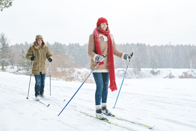 Echtpaar skiën in het bos