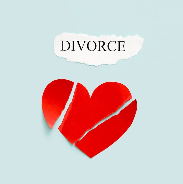 Foto echtscheiding met papieren hart