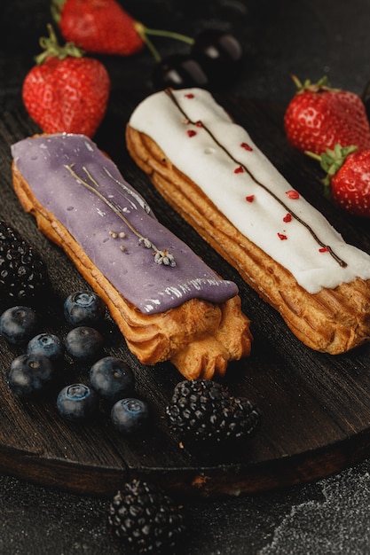 딸기 장식 eclair 케이크를 닫습니다.