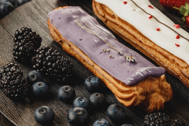 Torta eclair decorata con frutti di bosco si chiuda