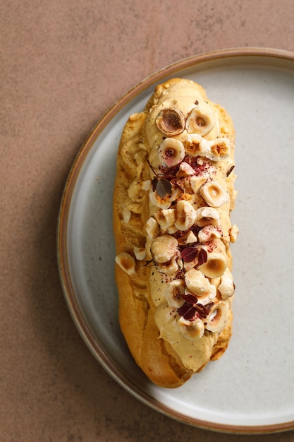 Eclair geserveerd met gebakken hazelnoten