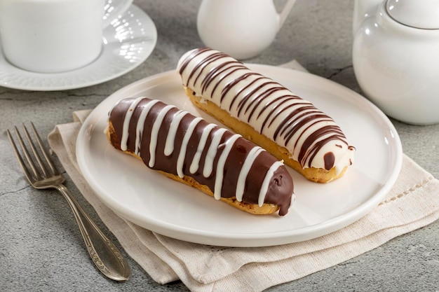 Eclair Lekkere chocolade eclair op tafel