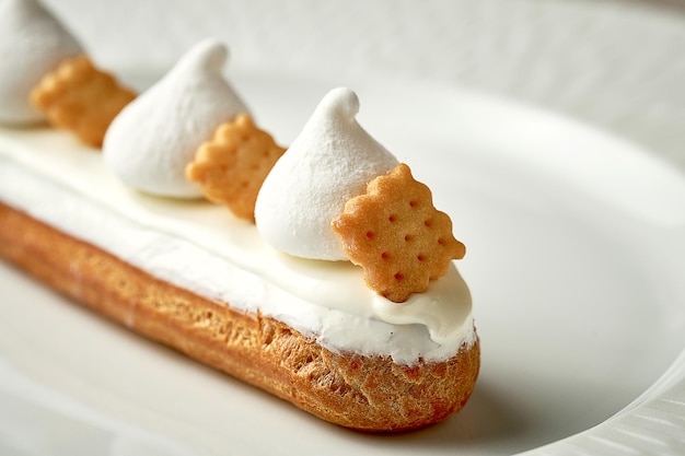 Eclair met witte glazuur en vla Selectieve focus close-up