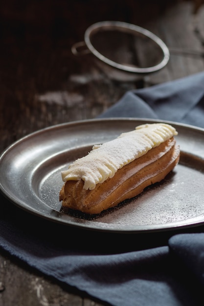 Eclair in metal plate