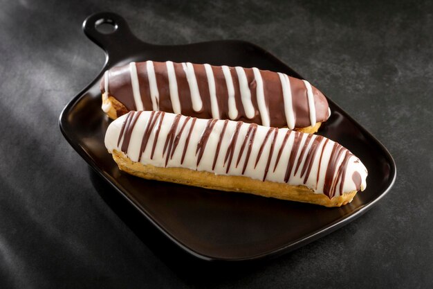 Eclair 테이블에 맛있는 초콜릿 eclair