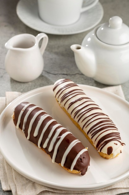 Foto eclair gustosi eclair al cioccolato sul tavolo