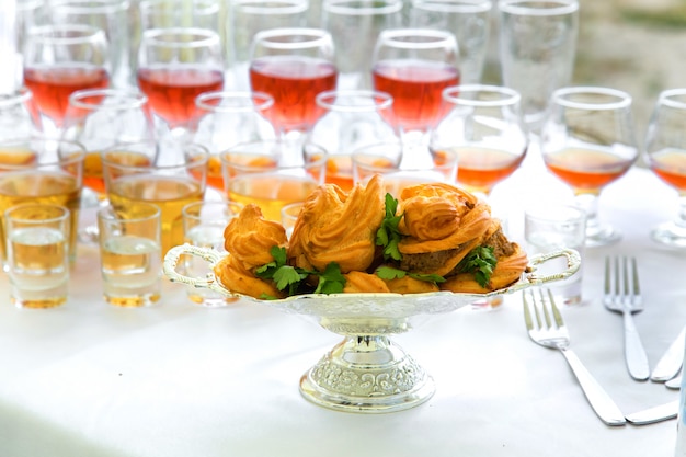 Eclairs en drankjes op een feesttafel