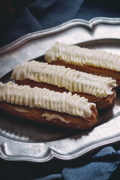 Eclairs in metalen plaat