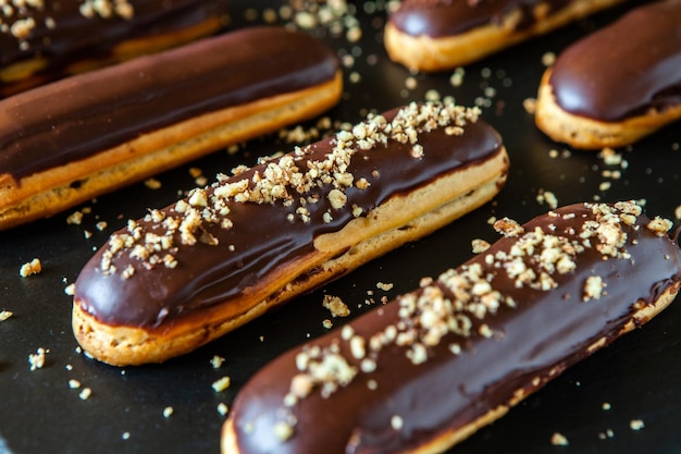 Foto eclairs met chocolade op het bord