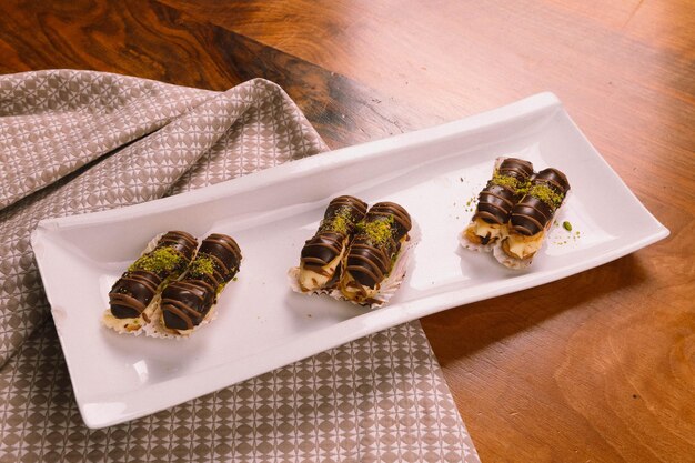 Eclairs met chocolade topping heerlijke chocolade kleine cake ekler gebak