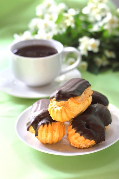 Eclairs met room in chocoladecoating