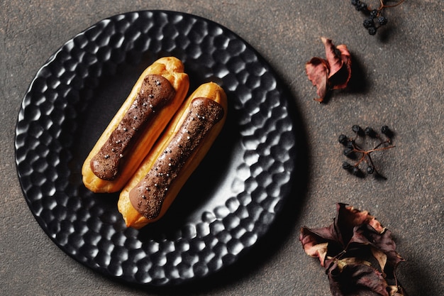 Eclairs op plaat, droge herfstbladeren