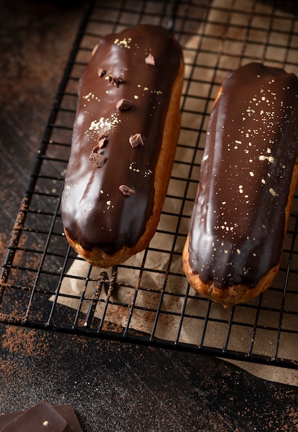 초콜렛 유약을 가진 eclairs