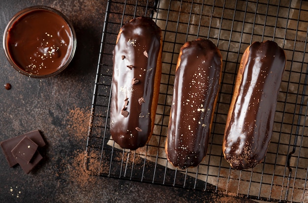 초콜렛 유약을 가진 eclairs