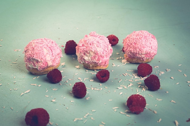 Eclairs con topping al cioccolato, squisito tortino al cioccolato, pasta ekler