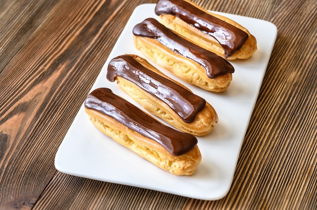 초콜렛 토핑을 가진 eclairs