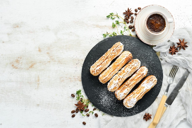 Eclairs con panna cottura vista dall'alto spazio di copia gratuito