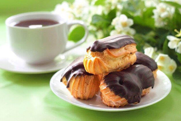 초콜렛 코팅에 크림을 가진 eclairs