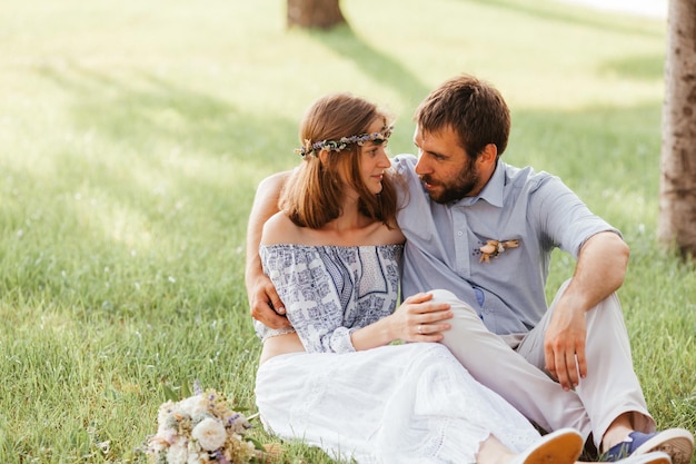 一緒に公園で折衷的な結婚式のカップル