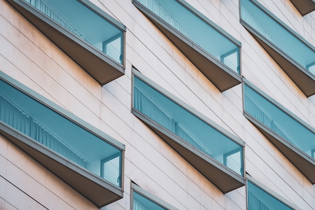 Eclectische glazen ramen van een modern stedelijk gebouw