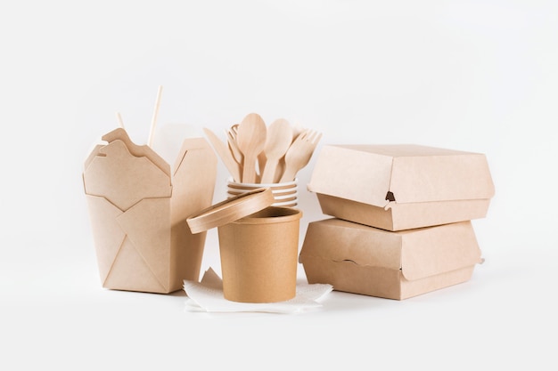 Eco-ambachtelijk papieren servies. Recycling en plasticvrij concept.