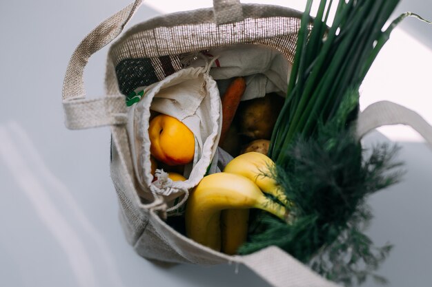 Borse ecologiche con frutta e verdura fresca