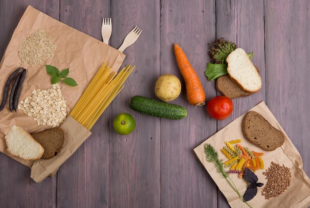 Sacchetti ecologici con prodotti ricchi di carboidrati complessi cereali pane pasta e verdure