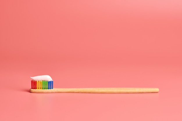 Эко бамбуковая зубная щетка с зубной пастой