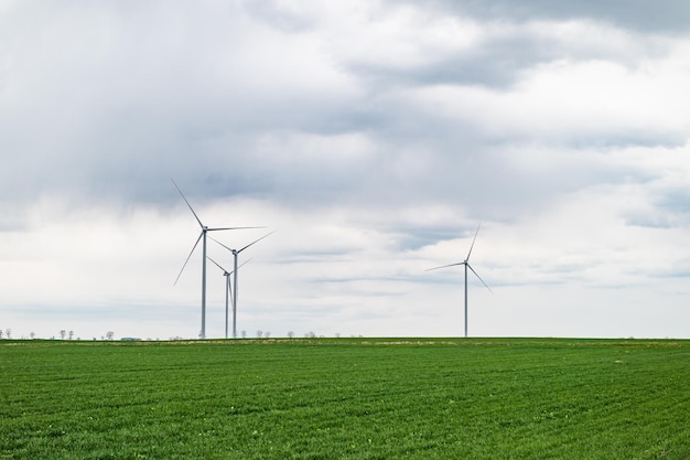 Eco banner of header afbeelding van drie windturbines van een windmolenpark die hernieuwbare energie produceren Schone groene alternatieve energie Windenergie om klimaatverandering en opwarming van de aarde te bestrijden
