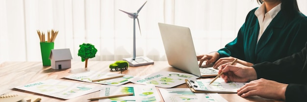 Eco-bedrijf ontmoet een groep zakenlieden met behulp van een laptop om een strategie te plannen en marketing van milieuvriendelijke en schone energieproducten te bespreken Groen bedrijfsconcept Trailblazing