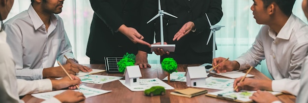 Eco-bedrijfsbijeenkomst met groep zakenmensen die strategie plannen en marketing van milieuvriendelijke en hernieuwbare schone energieproducten bespreken Groen bedrijfsbedrijfsconcept Baanbrekend