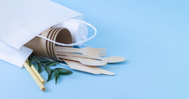 Eco biologisch afbreekbaar serviesgoed en bestek in papieren zak