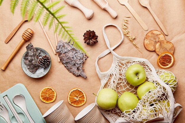 Foto eco-boodschappentas met appels biologische natuurlijke artikelen op kraftpapier duurzame levensstijl natuurlijk milieuvriendelijk servies zonder afval