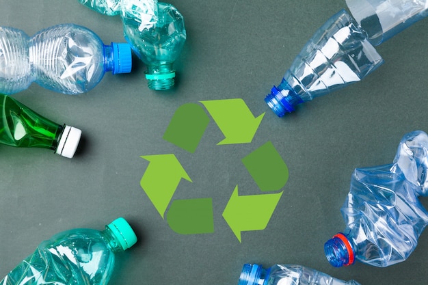 Eco concept met recycling symbool op tafelblad weergave